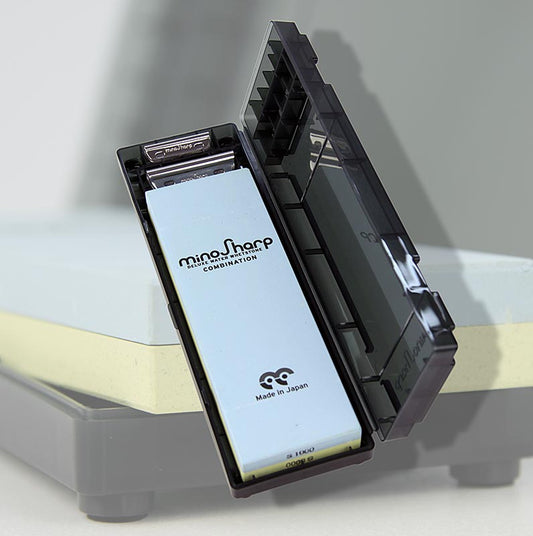 Pierre à aiguiser Mino Sharp (eau) pierre combinée 1000/8000, avec support en plastique n° 472, 1 pièce | Couteaux & couteaux - Accessoires | thungourmet