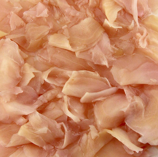 Eingelegter rosa Ingwer aus Japan, süßlich, pikant und scharf, als Sushi Gari bekannt, beliebt als Beilage zu Sushi oder Sashimi und in der asiatischen Küche zur Verwendung in verschiedenen Gerichten wie Fleisch, Saucen, Fisch, Reis und Suppen