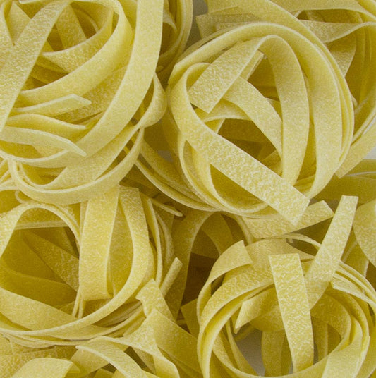 Fettuccine Nudelnest aus Italien, 8 mm breit, hergestellt aus Hartweizengrieß, ohne Eier, ideal zu allen Nudelsaucen, 6-10 Minuten Kochzeit