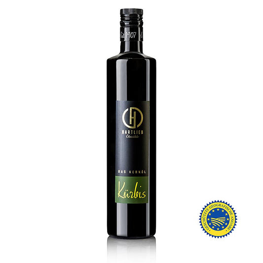 Kürbiskernöl aus der Steiermark ggA, 100% rein, Hartlieb, 750 ml - Eine Flasche hochwertiges Kürbiskernöl, hergestellt aus fein zerhackten Kürbiskernen, die geröstet und gepresst werden, um ein intensiv-nussiges Öl zu gewinnen, das perfekt zu einer Vielzahl von Gerichten passt