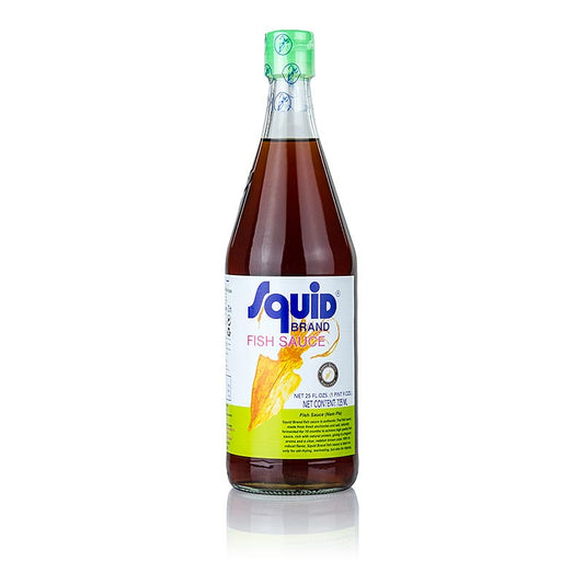 725 ml dunkle Squid Brand Fisch-Sauce, die reichlich in der thailändischen und vietnamesischen Küche verwendet wird, hergestellt durch Fermentieren von kleinen, eiweißreichen Fischen mit Salz, Reifung in Holzfässern und perfekt für einen Dip mit Chilischoten, Zucker, Limettensaft und Fischsauce