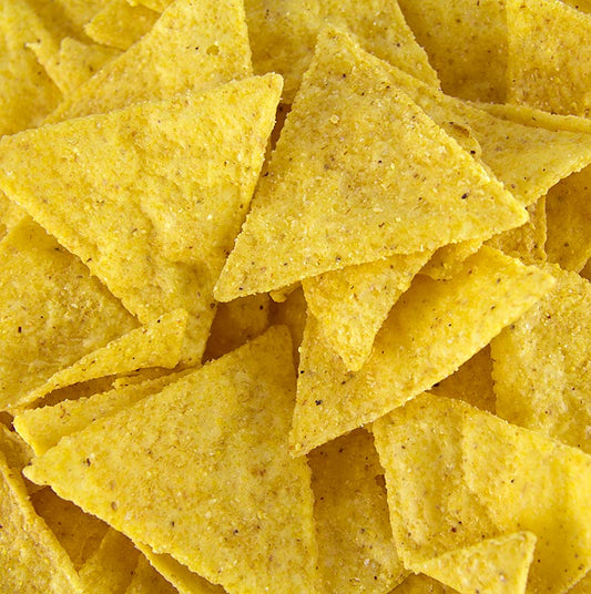 Gesalzene und geröstete Maismehl-Nachochips von El Mariachi, ideal als Barsnack Passend dazu verschiedene Dip-Saucen
