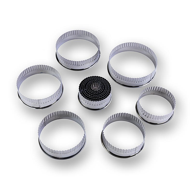Set aus 14 runden, geriffelten Zinn-Keksausstechern mit Durchmessern von ø 2,2 bis 11 cm und 3 cm Höhe, ideal für Kekse in verschiedenen Größen herzustellen