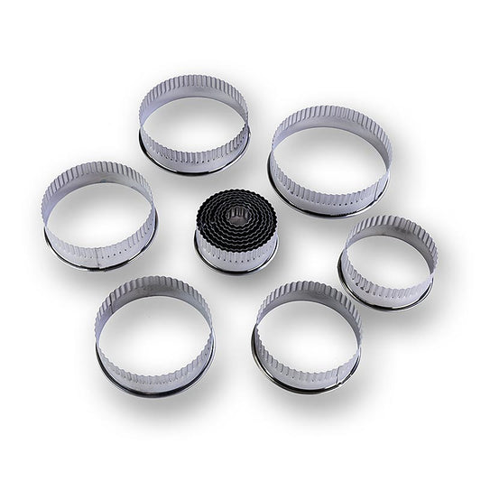 Set aus 14 runden, geriffelten Zinn-Keksausstechern mit Durchmessern von ø 2,2 bis 11 cm und 3 cm Höhe, ideal für Kekse in verschiedenen Größen herzustellen