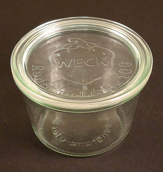 Ein traditionelles Einmachglas von Weck, ø 100mm, 370 ml, rund, mit Deckel, ideal zum Einkochen von Früchten und Gemüsen