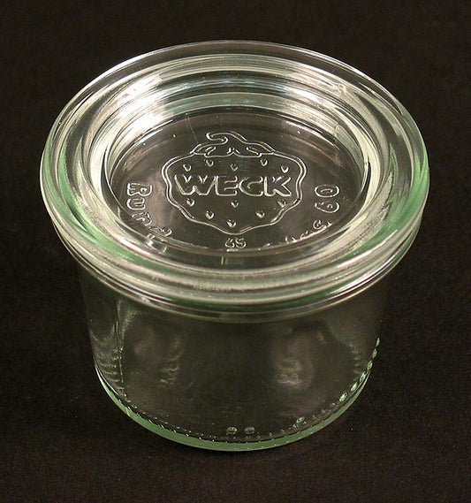 Ein traditionelles Einmachglas von Weck, ideal zum Einkochen von Früchten und Gemüsen, ohne Klammern und Gummiring, ø 60mm, 45mm hoch, 80 ml