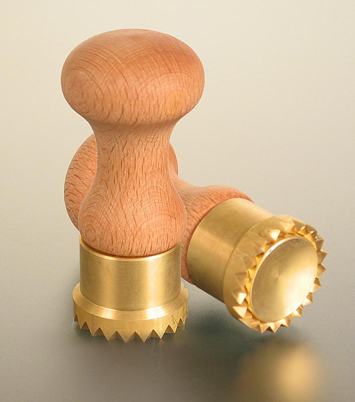 Ausstecher Ravioli, Holz/Messing, rund mit gezacktem Rand, 38mm, 1 St: Werkzeug aus Holz und Messing für die Pastaküche, mit gefedertem Innenteil, um Nudelteig um die Füllung anzureiben