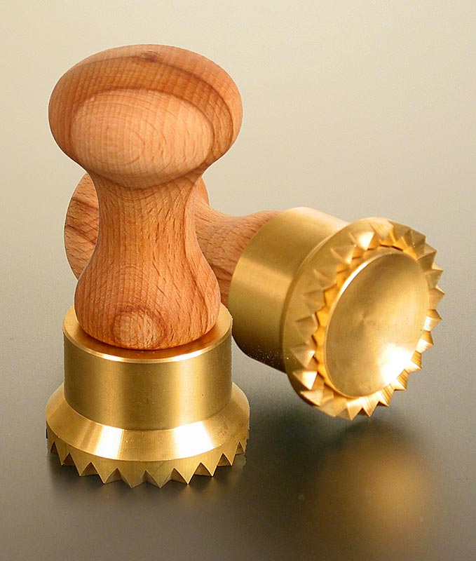 Ausstecher Ravioli, Holz/Messing, rund mit gezacktem Rand, 50mm, 1 St - Werkzeug für die Pastaküche, gefertigt aus Holz und Messing, mit gefedertem Innenteil für perfekte Ravioli