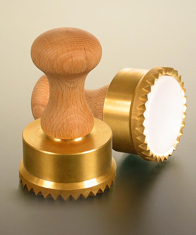 Ausstecher Ravioli, Holz/Messing, rund mit gezacktem Rand, 65mm, 1 St - Qualitätswerkzeug für die Pastaküche mit Holzgriffen und Messing-Ausstecherteil, gefedert für perfekte Ravioli