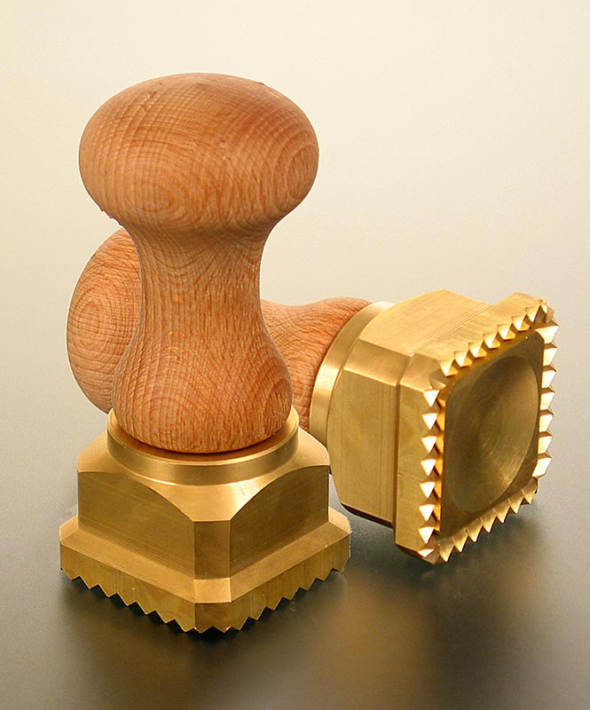 German
Quadratischer Ausstecher Ravioli aus Holz und Messing mit gezacktem Rand, Größe 45x45mm, ideal für die Herstellung von hausgemachten Ravioli, 1 Stück