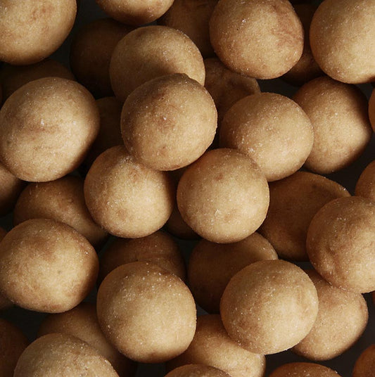 Knusprige Erdnüsse umhüllt mit exotischem Kokosmantel, perfekter Snack für unterwegs