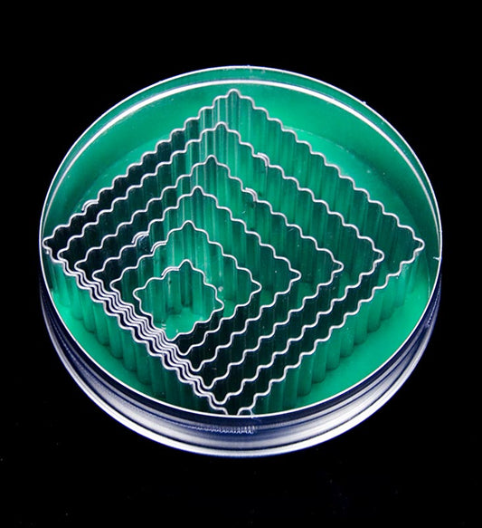 Set di tagliabiscotti in latta, ondulati, quadrati, 6 misure diverse, 23-85 mm, altezza 30 mm. dimensioni, 23-85 mm, altezza 30 mm, 6 pezzi.