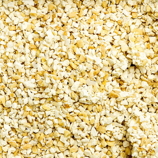 Grob geraspelter Französischer Nougat aus Montelimar, hergestellt aus gerösteten Mandeln, Zucker, Honig und Kakaobutter, mit natürlichem Vanillearoma, ideal für Eiscreme, Pralinen und Cremes
