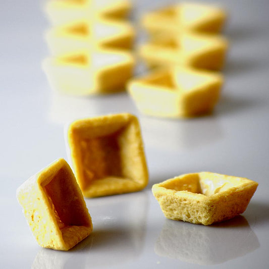Universelle Tartelettes, quadratisch, 3,8x3,8cm, 1,35 kg, 270 Stück, geeignet für süße und herzhafte Zubereitungen, knusprige Teigkruste, ideal zum Befüllen, hochwertiger Teig, vielseitige Verwendung für Hobby- und Profiköche