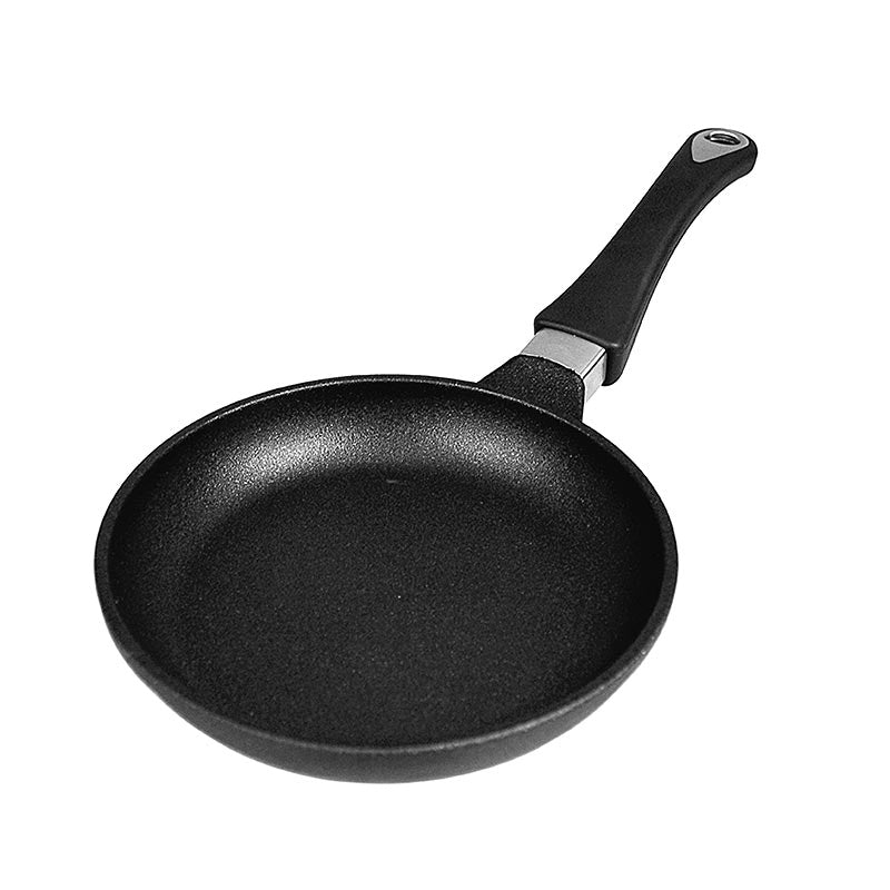 Bratpfanne AMT Gastroguss, ø 20cm, 4cm hoch, aus hochwertigem Aluminiumguss Hergestellt im Kokillen-Handguss-Verfahren mit extra starkem Thermoboden, 3-Schichten-Oberflächenversiegelung mit Keramikanteilen, funktionellen und ergonomischen Griffen Geeignet für Ceran-, Gas- und Elektroherde, backofenfest bis 260°C Passende Glasdeckel und Kochgeschirr für Induktionsherde auf Bestellung
