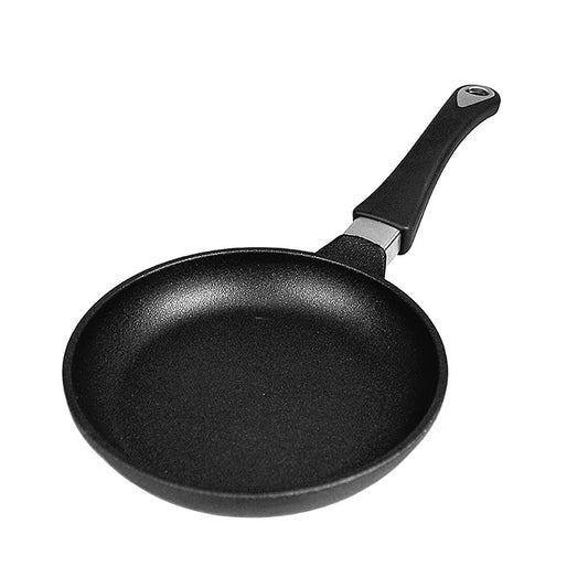 Bratpfanne AMT Gastroguss, ø 20cm, 4cm hoch, aus hochwertigem Aluminiumguss Hergestellt im Kokillen-Handguss-Verfahren mit extra starkem Thermoboden, 3-Schichten-Oberflächenversiegelung mit Keramikanteilen, funktionellen und ergonomischen Griffen Geeignet für Ceran-, Gas- und Elektroherde, backofenfest bis 260°C Passende Glasdeckel und Kochgeschirr für Induktionsherde auf Bestellung