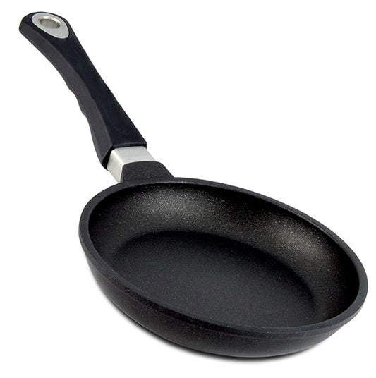 AMT Gastroguss, Bratpfanne, Induktion, ø 20cm, 4cm hoch, 1 St, hergestellt in Deutschland, Plasma-beschichtet, ultra-resistent, 8-9mm Thermoboden, 3-Schichten-Oberflächenversiegelung mit Keramikanteilen, funktionelle und ergonomische Griffe, backofenfest bis 260°C