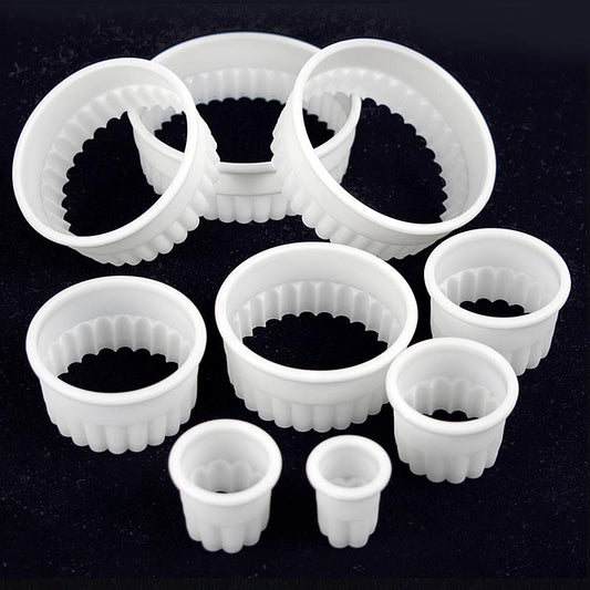 Ausstecher-Set aus Kunststoff in runder Form mit welligem Rand, Größen von ø 2 bis 10cm, 9-teilig