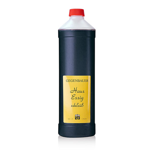 Bild eines 1 Liter Haus-Essigs, edelsüß und rot, hergestellt mit 5% Säure gemäß der alten Wiener Essigbrauerei-Technik von Erwin Gegenbauer, mit Weizen-Branntwein, Buchenspänen, speziell entwickelten Bakterien und Fruchtessigen, perfekt zum Marinieren, Würzen, Verfeinern und für Salatdressings