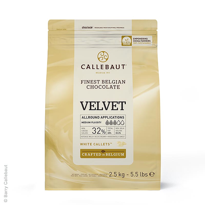 Weiße Schokolade Velvet Callets mit 32% Kakaobutter und 23% Milch, ideal zum Schmelzen und Temperieren, in einem praktischen 2,5 kg-Beutel verpackt - perfekt für Hobbyköche und professionelle Konditoren