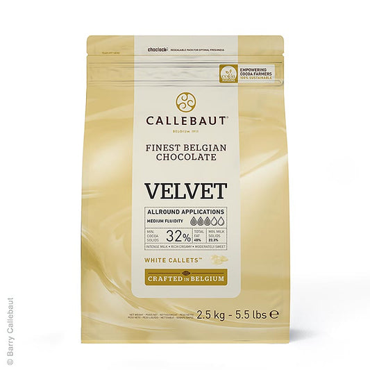 Weiße Schokolade Velvet Callets mit 32% Kakaobutter und 23% Milch, ideal zum Schmelzen und Temperieren, in einem praktischen 2,5 kg-Beutel verpackt - perfekt für Hobbyköche und professionelle Konditoren