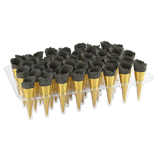 Waffel-Hörnchen in goldfarbenen Papiermanschetten, bereit für Fingerfood-Kreationen