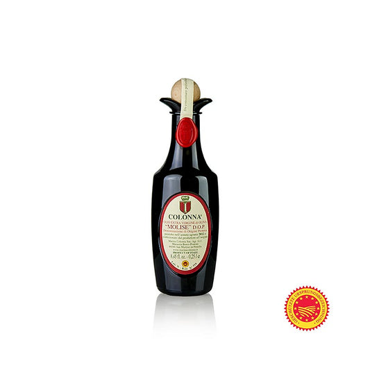 Flasche natives Olivenöl extra, Marina Colonna, Molise DOP/gU, delikat fruchtig, 250 ml, mit goldgelber Farbe und grünen Reflexen, präsentiert auf einem Holztisch neben Olivenzweigen