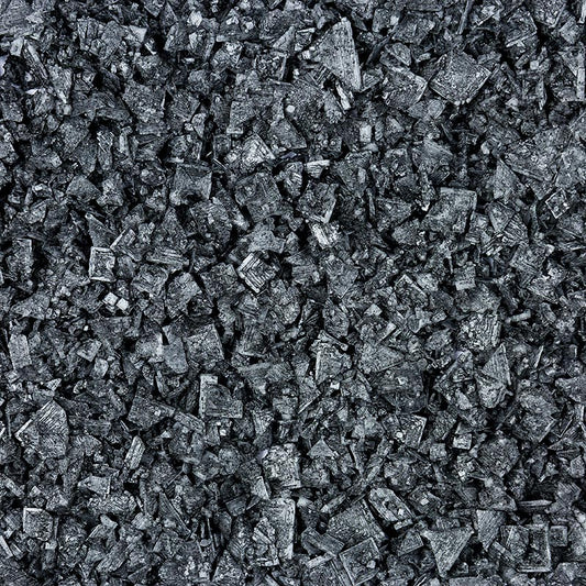 Schwarzes Meersalz in Pyramidenform, mit Aktivkohle gefärbt, aus Zypern