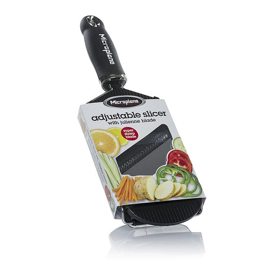 Multihobel mit austauschbarem Julienneklingen-Einsatz von Microplane®, ideal zum Schneiden von Gemüse, Obst und Käse in 3 verschiedenen Stärken Integrierter Julienneklingen-Einsatz für Juliennestreifen von Möhren, Kohlrabi, Zucchini oder Sellerie Spülmaschinengeeignet Maße: L 24,5 x B 6,2 x T 2,2 cm