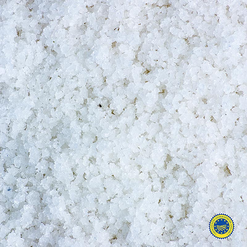 Große Vorsicht wird bei der Ernte der Salzblume Fleur de Sel aus Guerande angewendet Kristallisiert an der Oberfläche feinster Kristalle, milder und mineralreicher, knuspriger und feuchter als gewöhnliches Tafelsalz