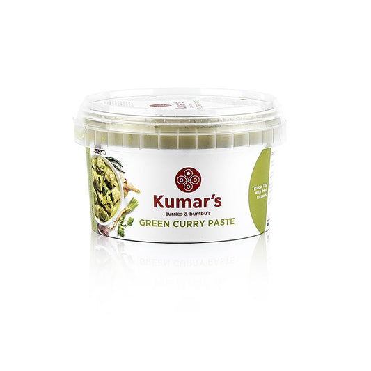 Ein Glas Kumar´s grüne Currypaste thailändischer Art, 500 g, mit grünem Chili, Galanga, Fingerwurz, frischem Kurkuma, Fischsauce und Kokosmilch, perfekt für die Zubereitung von köstlichen Curries mit Hühnchen, Fisch, Rindfleisch oder Gemüse Traditionelle Herstellung und beste Qualität der Rohstoffe garantieren einen authentischen Geschmack und vielseitige Verwendung in Salaten, Saucen, Cremes, Pasta, Desserts und mehr