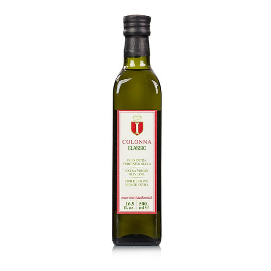Flasche natives Olivenöl extra Marina Colonna Classic Blend, delikat fruchtig, 500 ml, gelb-grüne Öl-Cuvée mit mittlerer Fruchtigkeit und Nachklängen von reifen Tomaten und Artischocken, hergestellt aus den Olivensorten Frantoio, Peranzana, Coratina, Cima di Melfi, Nociara, Fs17, Nocellara, Maiatica und Kalamata auf dem Anwesen von Marina Colonna in der Region Molise, Italien