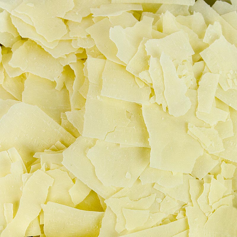 Large 3D image of 2 kg of white chocolate shavings, perfect for decorating desserts