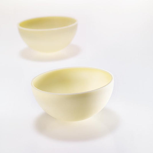 Valrhona Solstis Ivoire, grosse runde Halbschalen (Ø71,6mm), 432 g, 45 St - Weiße Schokolade mit Aromen von heißer Milch und Vanille, ideal zur Veredelung von Desserts mit frischen Früchten und Beeren oder für ein Flying Buffet