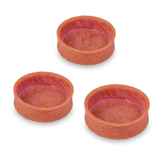 Leckere Erdbeer-Tartelettes mit knusprigem, rosa gefärbtem Teig und einer dünnen Fettschicht Ideal zum Schutz vor dem Durchweichen