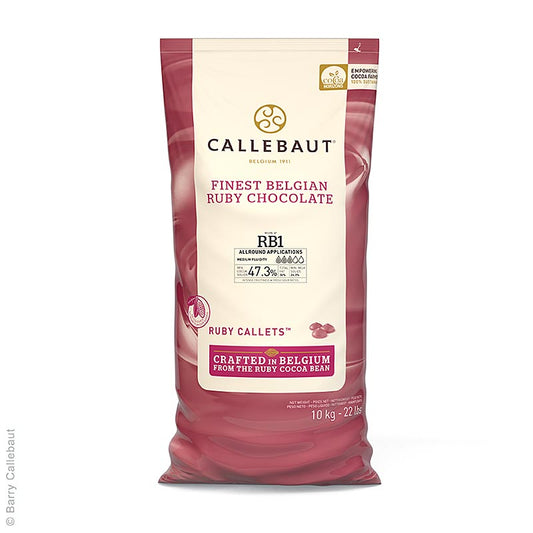 Kleine Becher mit rosa Schokolade Couverture, ideal zum Schmelzen und Temperieren