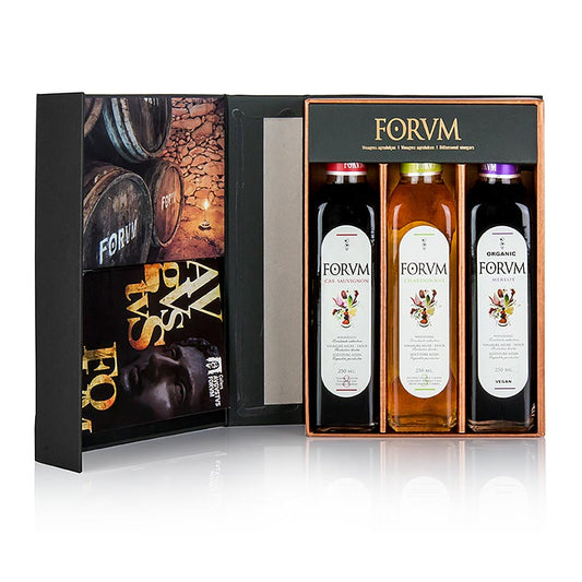 Essig Geschenkset FORVM - 3 Cabernet-Sauvignon / Chardonnay / Merlot, 750 ml, 3 x 250ml - Ungefilterte Essige, bekannt in der gehobenen Gastronomie, fester Bestandteil des Menüs bei der Verleihung des Nobelpreises in Stockholm Bouquet von Cabernet Sauvignon Essig ist mild und ausgewogen kräftig, hervorragend zu Fleischgerichten und in der kalten Küche Chardonnay Essig ist süss und ausgewogen kräftig, Merlot Essig ist jugendlich und ausgewogen fruchtig