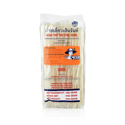 Transparente und breite Reis Tagliatelle Nudeln, hergestellt aus Reismehl und Wasser, ideal für würzige Saucen