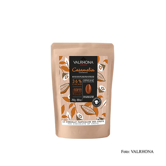 Valrhona Caramelia, Milchschokolade Callets, 36%, 250 g - zarte, köstliche und vollmundige Schokolade mit sahnigen Milchnoten, intensivem cremigem Karamellgeschmack und subtilen salzigen und Biskuit ähnlichen Noten Geeignet für Überzüge, Saucen, Mousse, Dekore, Speiseeis oder Pralinenfüllungen