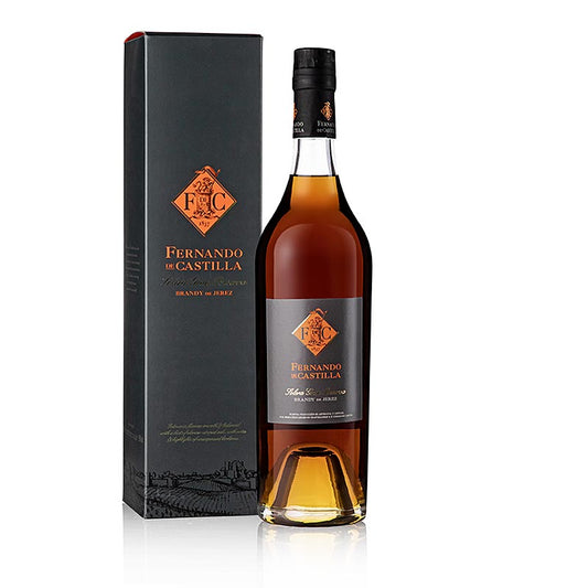 Flasche Rey Fernando de Castilla de Jerez Solera Reserva GRAN Reserva, 38% vol, 700 ml Brandy, mit goldener Etikettbeschriftung, auf dunklem Hintergrund
