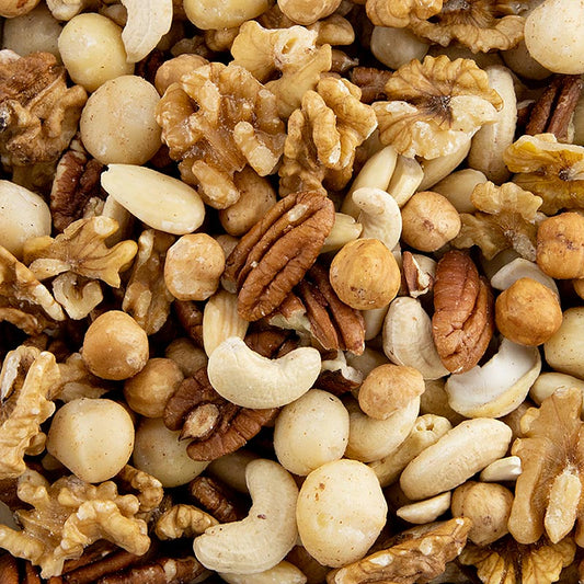 Bild zeigt eine 1 kg-Packung des Gewürzgarten Premium Nuss Mix, ungesalzen, bestehend aus Hasel-, Macadamia-, Pecan- und Walnüssen, Cashewkernen und Mandeln, geeignet als Studentenfutter, Salattopping, Panade für Schnitzel und Co, sowie für Gebäck und Desserts