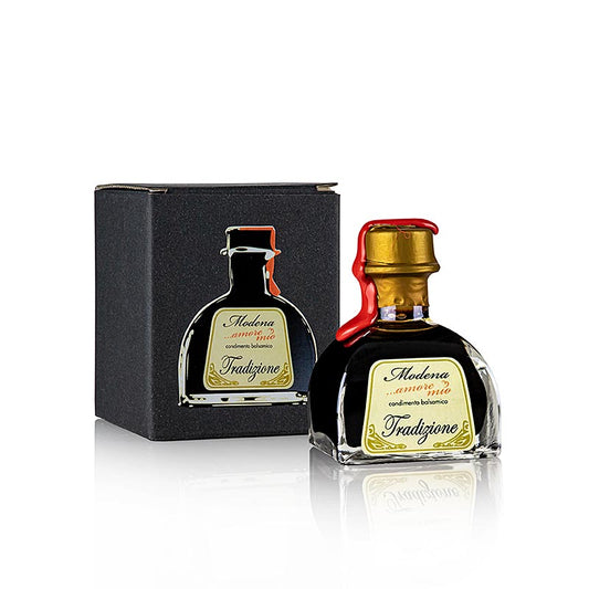 Aceto Tradizione Condimento Balsamico, Modena Amore Mio, 100 ml - Verleiht Saucen, Fleisch- und Fischgerichten, rohem und gekochtem Gemüse sowie Käse einen besonders angenehmen Geschmack In einer eleganten Flasche abgefüllt und in attraktiver Kartonage verpackt - ein ideales Geschenk