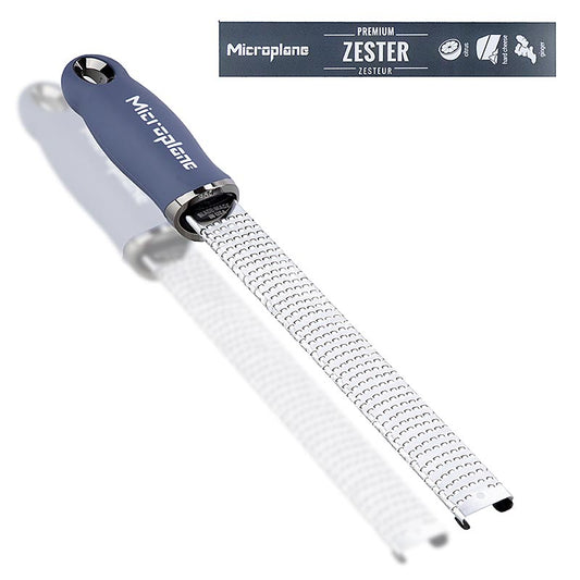 Reibe Microplane Classic, Zester Denimblau 46223 (Zester grater), 1 St - Eine hochwertige Reibe mit rasiermesserscharfen Klingen und ergonomischem Griff für optimale Kontrolle, perfekt zum Reiben von Zitrusschalen, Hartkäse und Muskatnuss Leicht zu reinigen und spülmaschinenfest