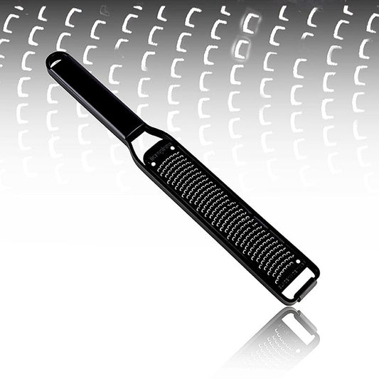 Reibe Microplane Black Sheep, Zester, schwarzer Edelstahl (43020), 1 St - Hochwertige und vielseitige Reibe aus langlebigem schwarzem Edelstahl für Käse, Zitrusschalen und mehr, mit ergonomischem Griff, leicht zu reinigen und spülmaschinenfest Abmessungen: 32 x 2,5 x 3 cm