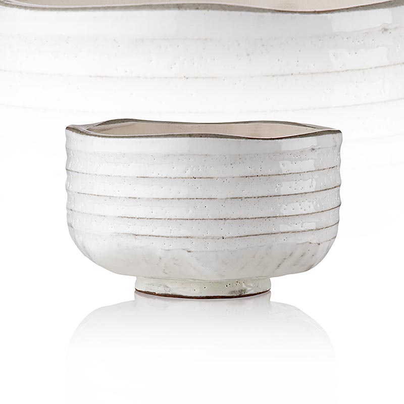 Eine elegante Teeschale Ume von Nr 6 für die Zubereitung von traditionellem Matcha