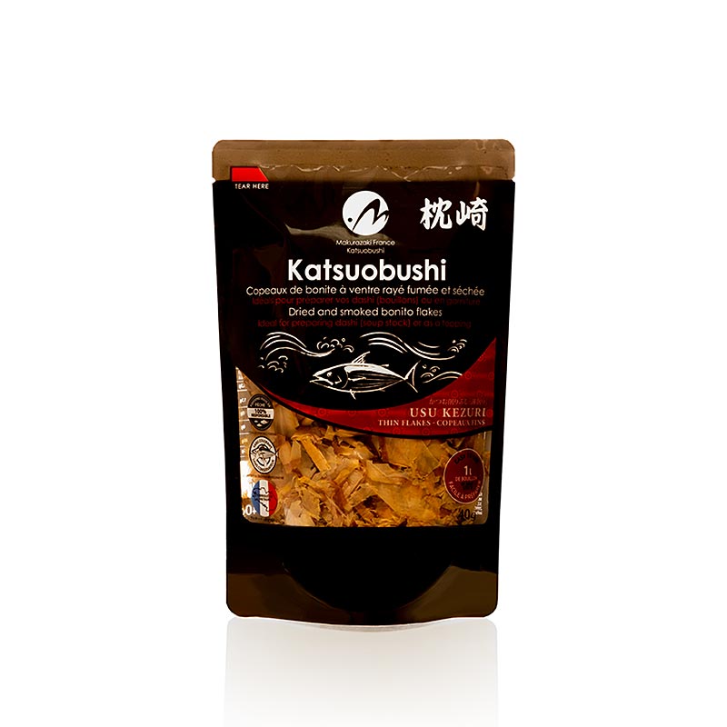 Dünn geschnittene Katsuobushi-Usukezuri-Bonitoflocken in einer 40-Gramm-Packung, perfekt für die Zubereitung von Dashi-Brühe und zur Verfeinerung von Nudelgerichten und Okonomiyaki