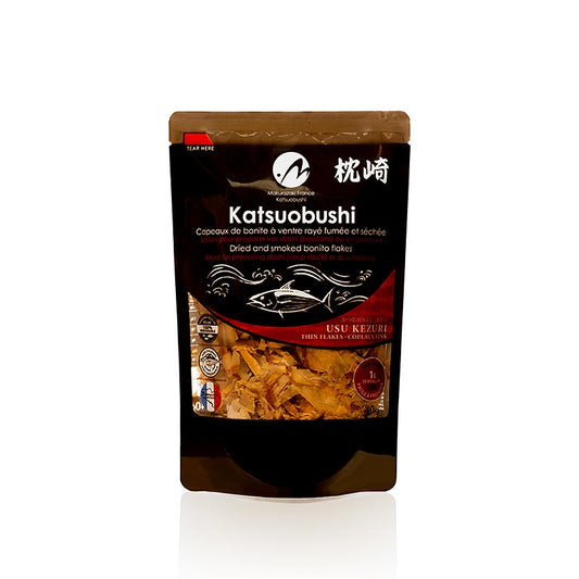 Dünn geschnittene Katsuobushi-Usukezuri-Bonitoflocken in einer 40-Gramm-Packung, perfekt für die Zubereitung von Dashi-Brühe und zur Verfeinerung von Nudelgerichten und Okonomiyaki