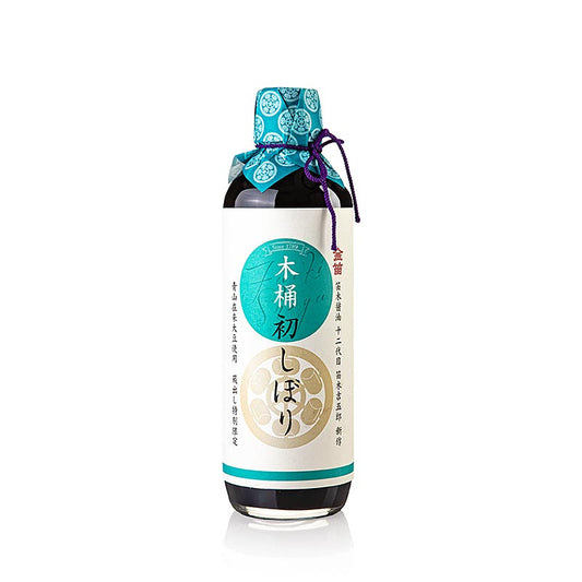 Sojasauce Hatsusibori Shoyu, Fueki, 600 ml - Traditionell gebraute und gereifte Premium-Sojasauce mit tief bitterem Geschmack und subtilen süßen Noten, vielseitig in der Küche und als Würze bei Tisch einsetzbar