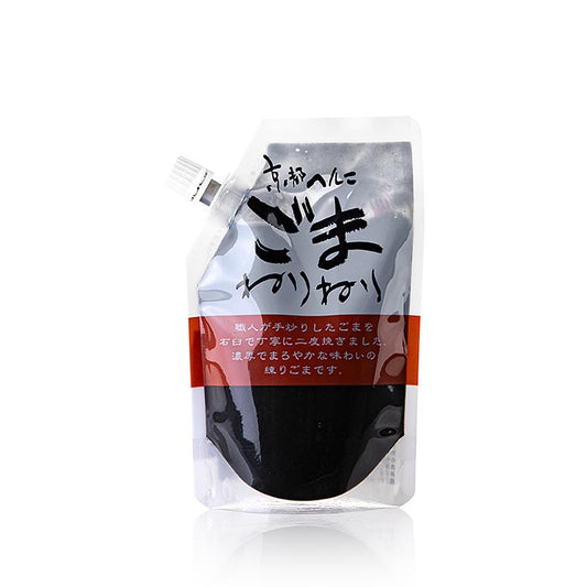 Sesampaste - Goma Kuro, Japan, 150 g: Schwarze Sesampaste mit nussigem Geschmack und cremiger Textur, perfekt für authentische japanische Gerichte wie Ramen, Soßen und Dressings Importiert aus Japan, verpackt in einem praktischen 150g-Glas