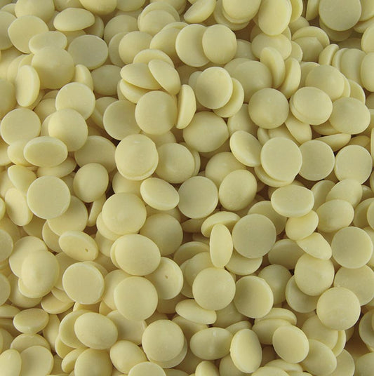 Description de l'image : Chocolat blanc Callets avec 28% de beurre de cacao et 22% de lait, idéal pour fondre, enrober, fourrer, décorer et faire des mousses Aromatique et polyvalent